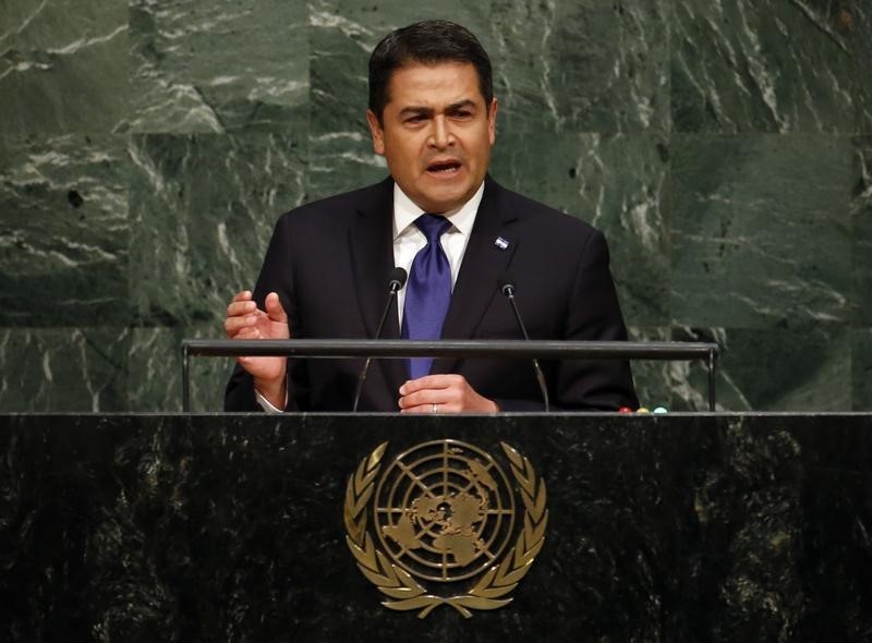 © Reuters. Honduras President Juan Orlando Hernandez Alvarado addresses the United Nations Sustainable Development Summit 2015 in New York
