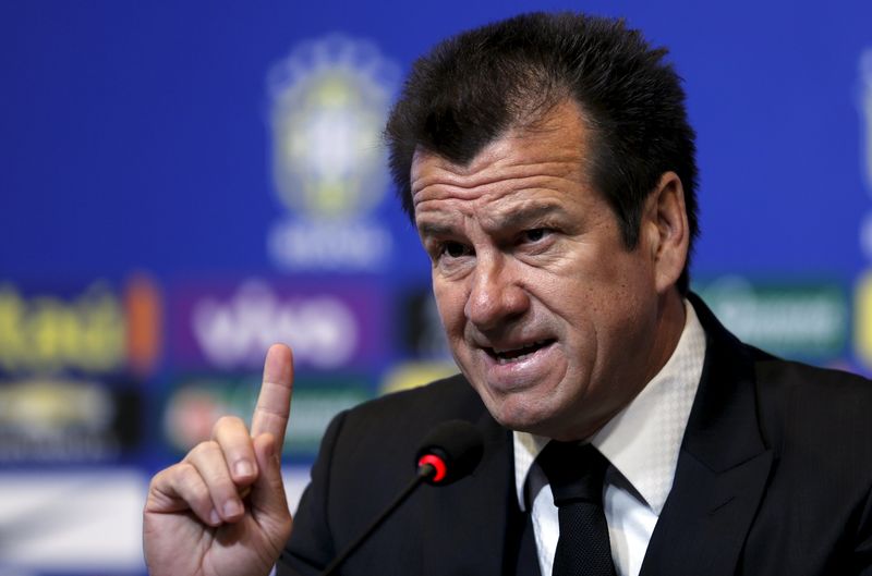 © Reuters. Técnico da seleção brasileira, Dunga, durante entrevista no Rio de Janeiro