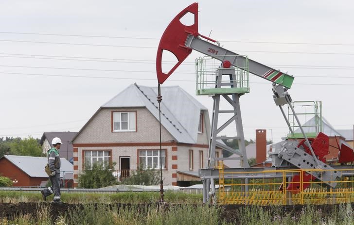 © Reuters. روسيا تتوقع أن يرتفع انتاجها النفطي قليلا في 2015 إلي 526 مليون طن