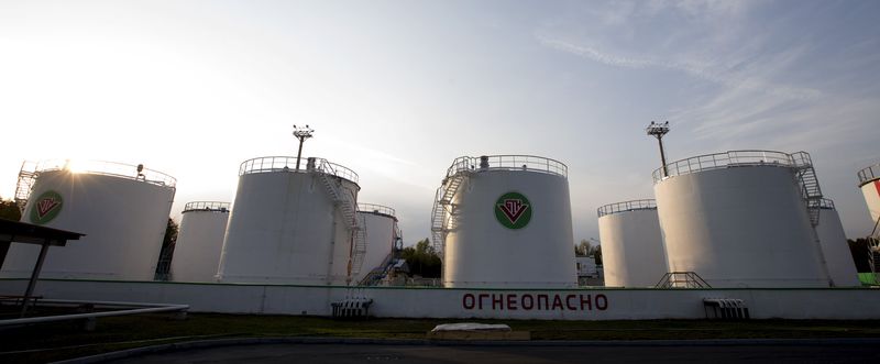© Reuters. Нефтехранилища в городе Мозырь, Белоруссия 