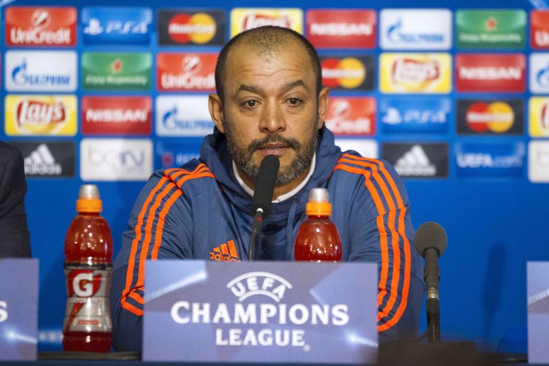 © Reuters. El Valencia necesita puntuar en Lyon, dice el técnico Nuno  