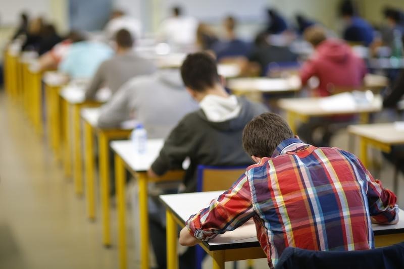 © Reuters. LA COUR DES COMPTES SUGGÈRE DE SIMPLIFIER LE LYCÉE