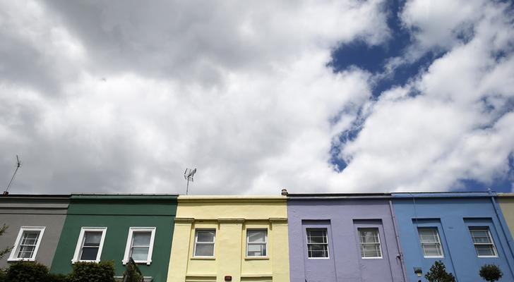 © Reuters. A row of houses are seen in London