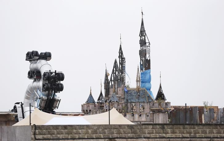 © Reuters. Banksy dice que "Dismaland" irá al campamento de inmigrantes de Calais