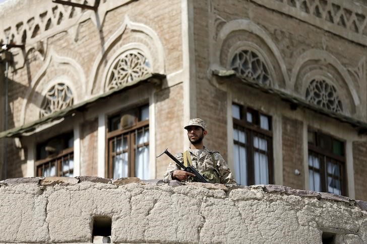 © Reuters.  Houthi militant secures an area where fellow Houthis demonstrated against the Saudi-led air strikes in Yemen's capital Sanaa