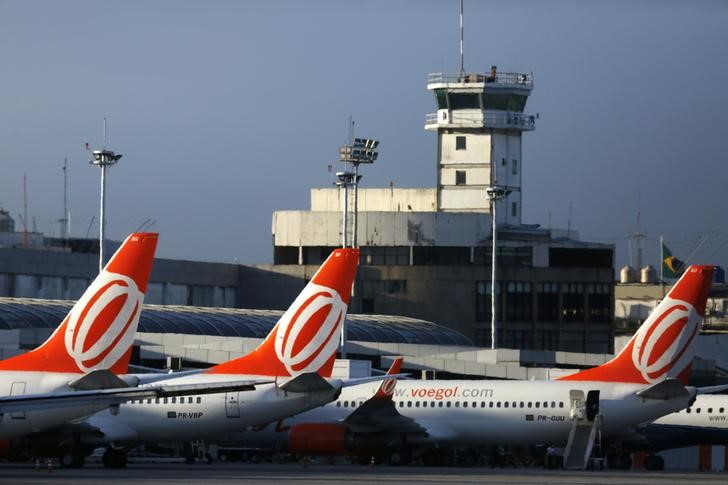 © Reuters. Aeronaves da Gol no aeroporto Santos Dumont, no Rio de Janeiro