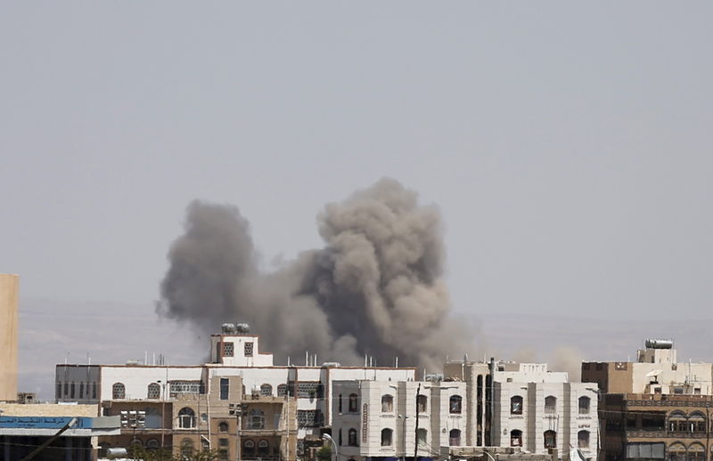 © Reuters. Fumaça vista após ataque aéreo em Sanaa, capital do Iêmen