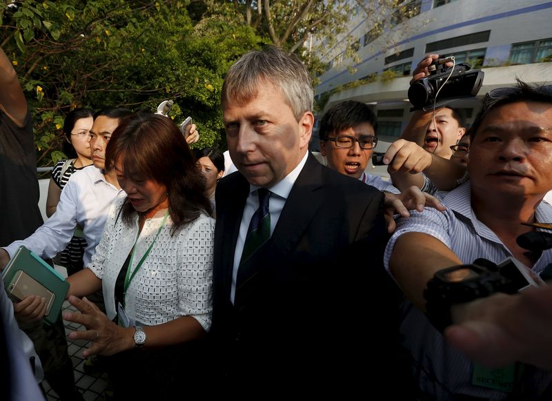 © Reuters. Peter Mathieson, President and Vice-Chancellor of the University of Hong Kong, arrives to meet alumni protesting before a university committee meeting in Hong Kong