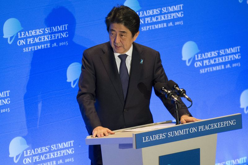 © Reuters. Japanese Prime Minister Shinzo Abe addresses attendees during a Leaders' Summit on Peacekeeping to coincide with the United Nations General Assembly at the United Nations in Manhattan, New York