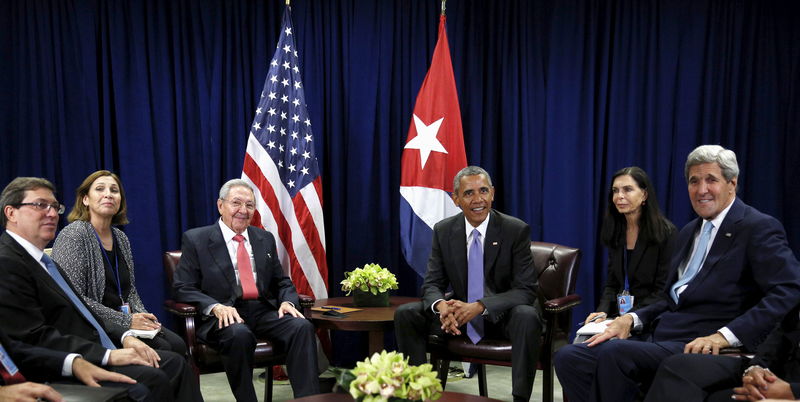 © Reuters. U.S. President Barack Obama and Cuban President Raul Castro meet at the United Nations  General Assembly in New York