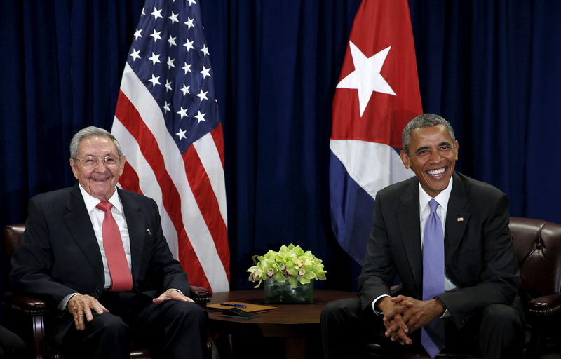 © Reuters. أوباما وكاسترو يلتقيان بالأمم المتحدة مع سعي بلديهما لتحسين العلاقات
