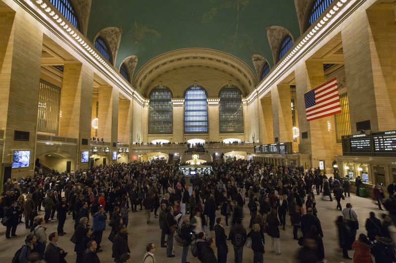 © Reuters. File photo of Metro North passengers waiting for trains at Grand Central Terminal in New York