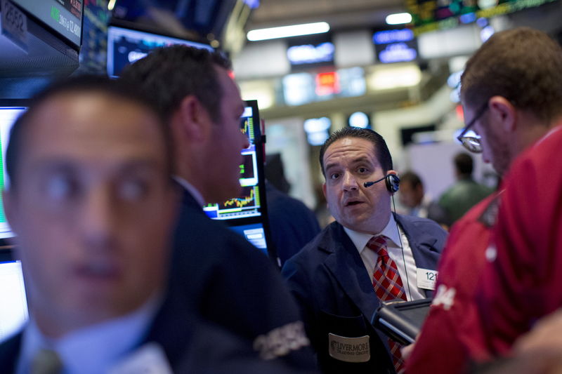 © Reuters. Traders work on the floor of the New York Stock Exchange 