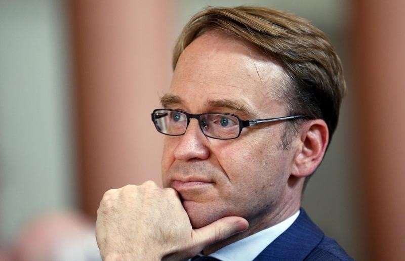 © Reuters. German Bundesbank President Weidmann listens to a speech during a Bundesbank banking congress in Frankfurt