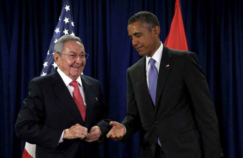 © Reuters. Presidente dos EUA, Barack Obama, e o de Cuba, Raúl Castro, na ONU 