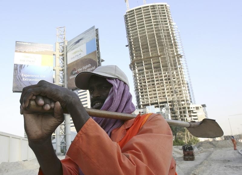 © Reuters. الإمارات تعلن عن إصلاحات لتعزيز الحماية للعمال الأجانب