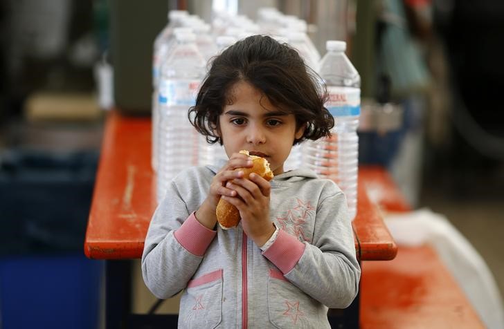 © Reuters. اليابان تزيد مساعداتها للاجئين السوريين والعراقيين