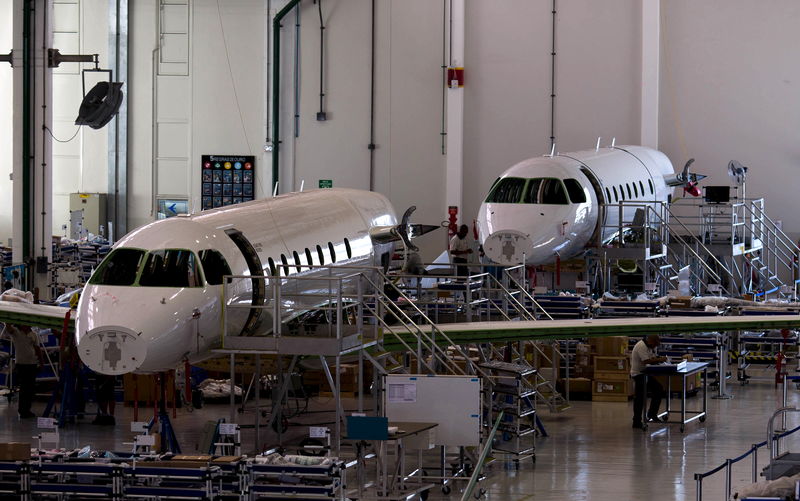 © Reuters. Linha de produção do jato Legacy 500, da Embraer, em São José dos Campos.