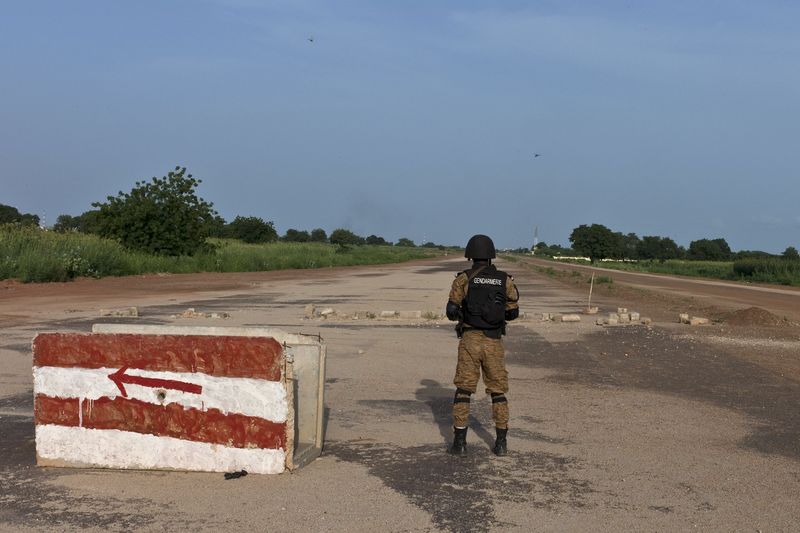 © Reuters. A gendarme guards a position near the Naaba Koom military base in Ouagadougou