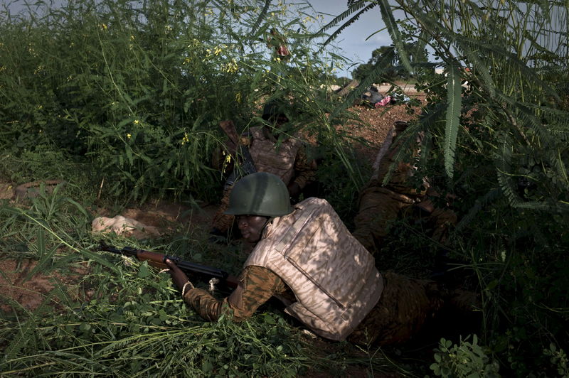 © Reuters. A soldier takes a position near the Naaba Koom military base in Ouagadougou