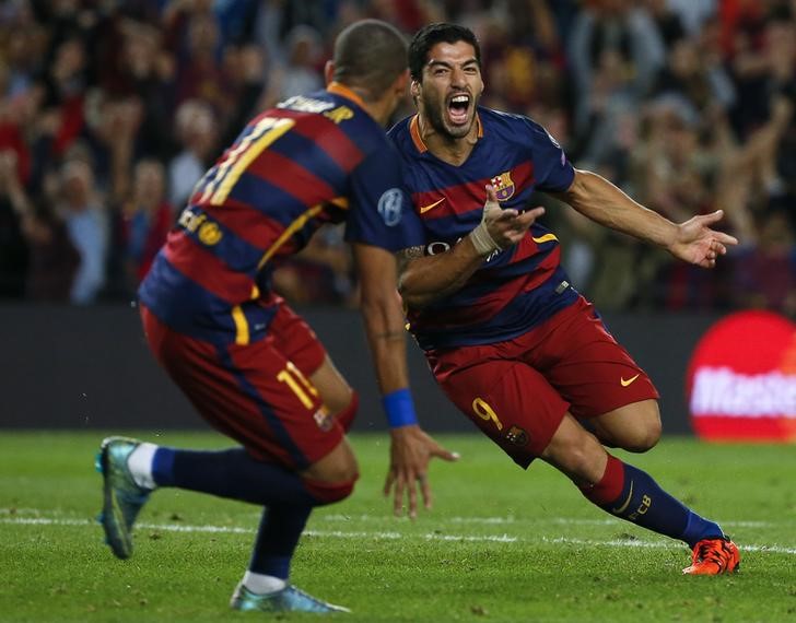 © Reuters. Luis Suárez comemora gol do Barcelona contra Bayer Leverkusen 