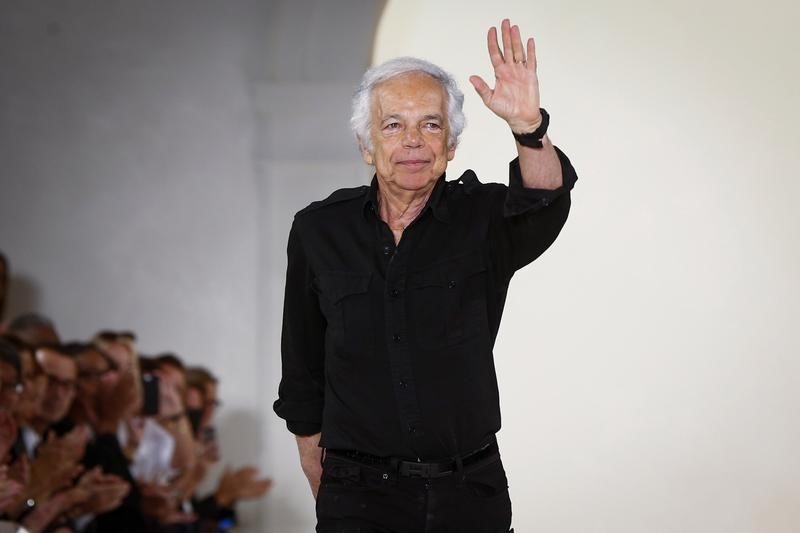 © Reuters. Designer Ralph Lauren acknowledges the crowd after presenting his Spring/Summer 2015 collection during New York Fashion Week
