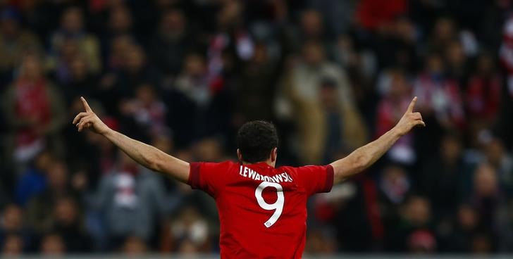 © Reuters. Lewandowski comemora gol do Bayern de Munique sobre Dinamo Zagreb 