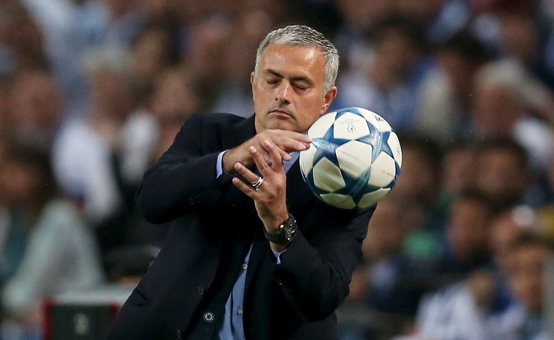 © Reuters. Mourinho tenta segurar bola em jogo do Porto contra o Chelsea 