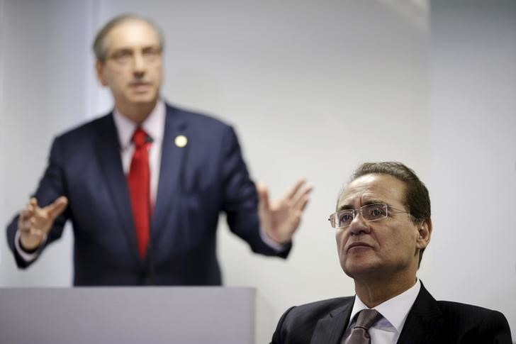 © Reuters. Presidente do Senado, Renan Calheiros (D) escuta discurso de presidente da Câmara, Eduardo Cunha (E), durante seminário em Brasília