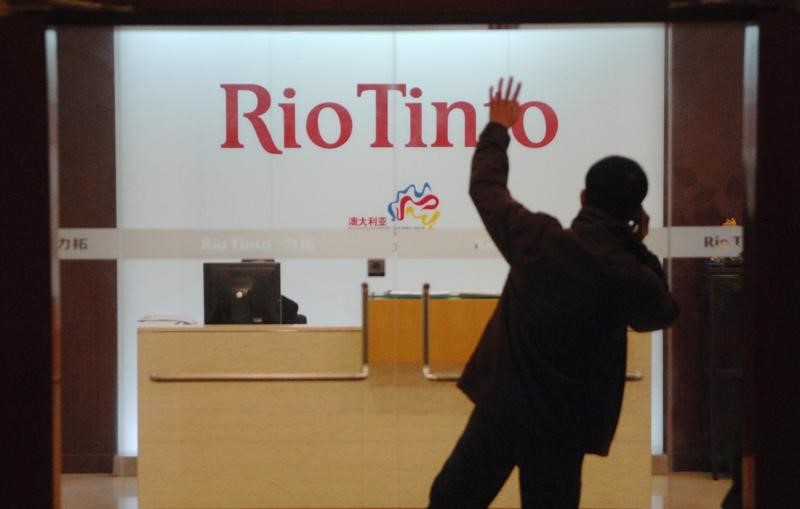 © Reuters. A man waits to enter the Rio Tinto Limited Shanghai Representative Office in Shanghai