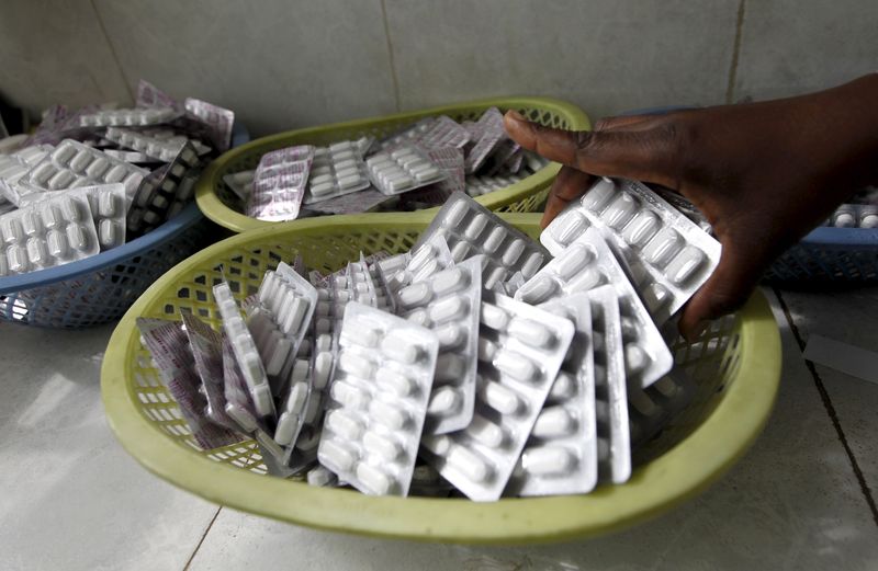 © Reuters. Ruth Munyao, a pharmacist, dispenses anti-retroviral (ARV) drugs at the Mater Hospital in Kenya's capital Nairobi