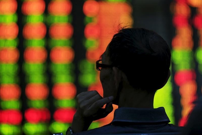 © Reuters. LES BOURSES CHINOISES SUBISSENT LEUR PIRE TRIMESTRE EN SEPT ANS