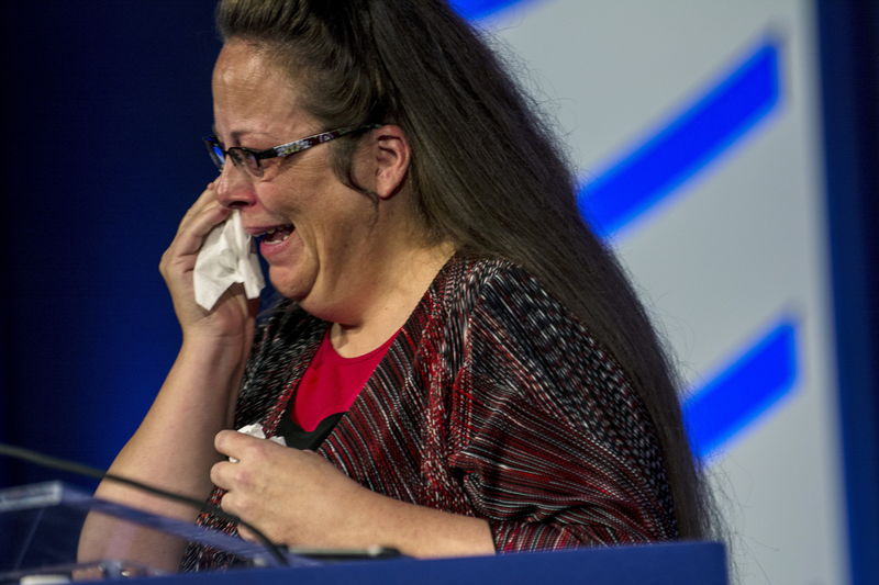 © Reuters. Kentucky's Rowan County Clerk Kim Davis reacts as she receives the "Cost of Discipleship" award in Washington