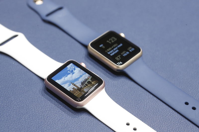 © Reuters. Apple Watches in new colors are displayed during an Apple media event in San Francisco