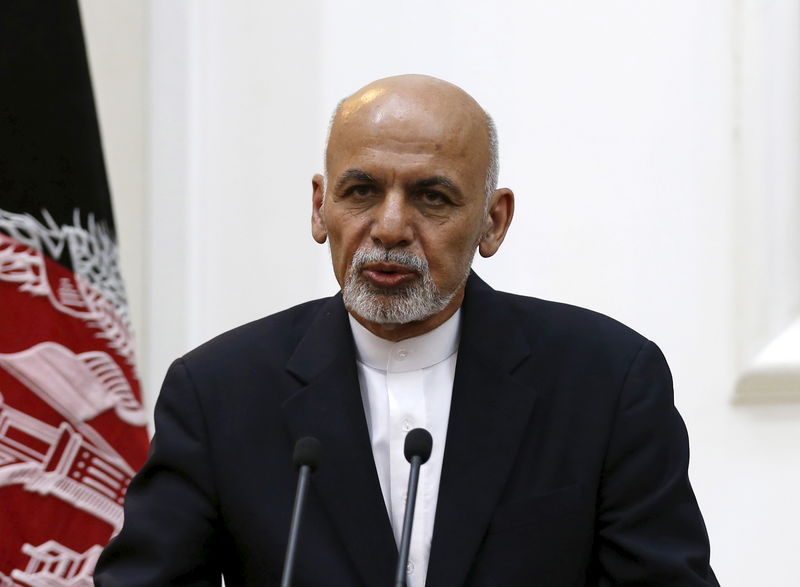 © Reuters. نواب يطالبون الرئيس الأفغاني بالاستقالة بعد سقوط قندوز 