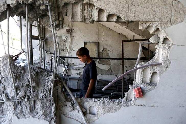 © Reuters. Criança em prédio danificado na cidade de Arbin, na Síria