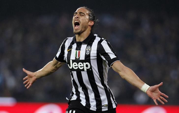 © Reuters. Defensor da Juventus Martín Cáceres comemorando gol durante partida da Liga Italiana, em Nápoles