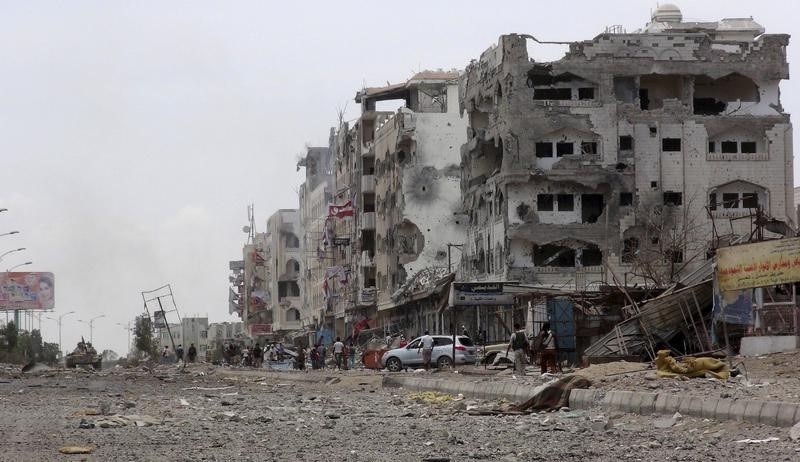 © Reuters. دمار الحرب في عدن يبين مدى الأزمة الانسانية في اليمن