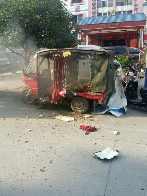 © Reuters. Veículo danificado após explosões na região de Guangxi, na China