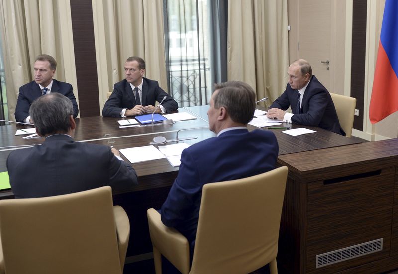 © Reuters. Presidente da Rússia, Vladimir Putin, durante encontro com membros do governo e Novo-Ogaryovo, próximo a Moscou