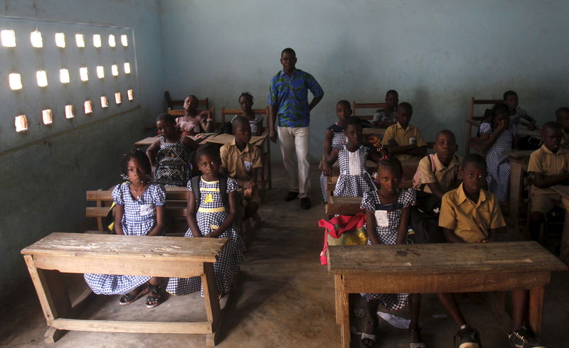 © Reuters. Professor e alunos de uma escola de Abidjan, na Costa do Marfim