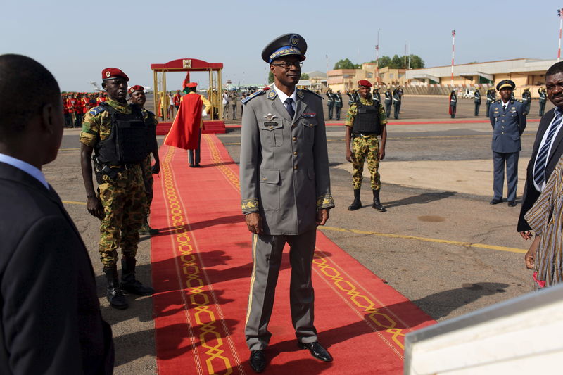 © Reuters. Burkina Faso's coup leader General Gilbert Diendere awaits the arrival of Niger's President Mahamadou Issoufou at the airport in Ouagadougou