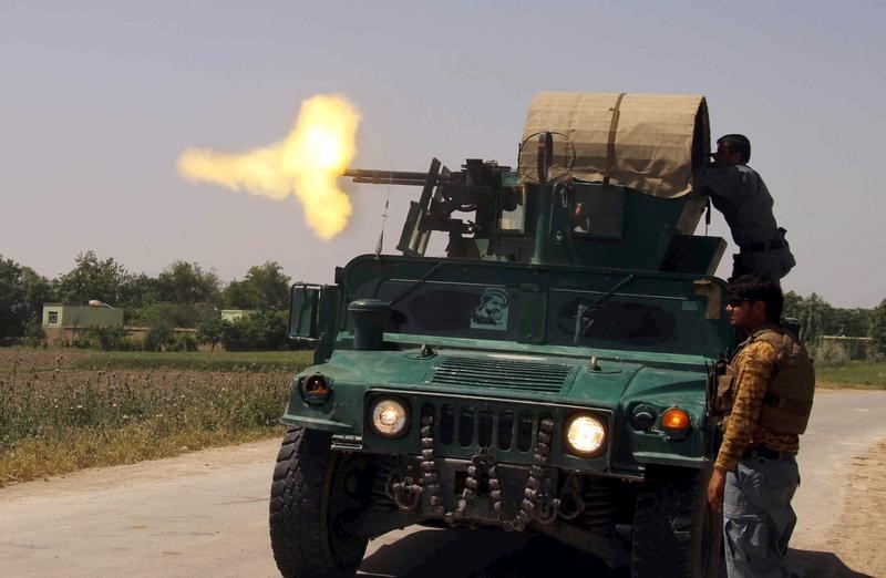 © Reuters. Policiais atirando contra insurgentes de veículo blindado na cidade de Kunduz, no Afeganistão