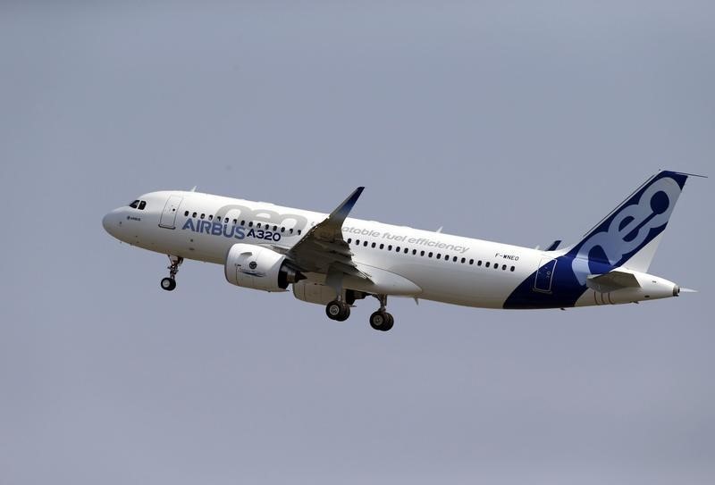 © Reuters. The Airbus A320neo takes off during its first flight event in Colomiers near Toulouse, southwestern France