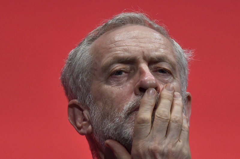 © Reuters. Britain's opposition Labour Party Leader, Corbyn, listens at the close of the Labour Party conference at Brighton, Britain