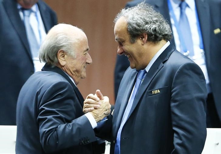 © Reuters. Platini parabeniza Blatter após eleição para presidente da Fifa em Zurique