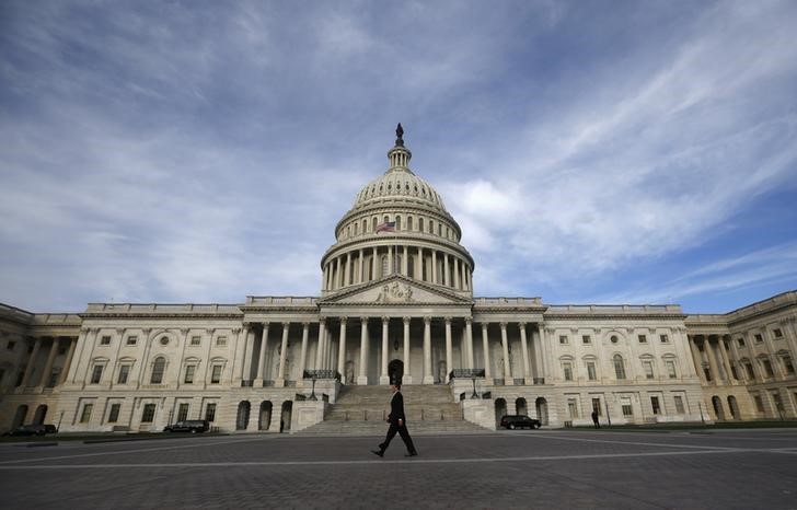 © Reuters. A lone worker passes by the U.S. Capitol Building in Washington