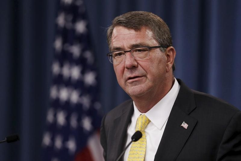 © Reuters. Carter holds a news conference at the Pentagon in Arlington, Virginia