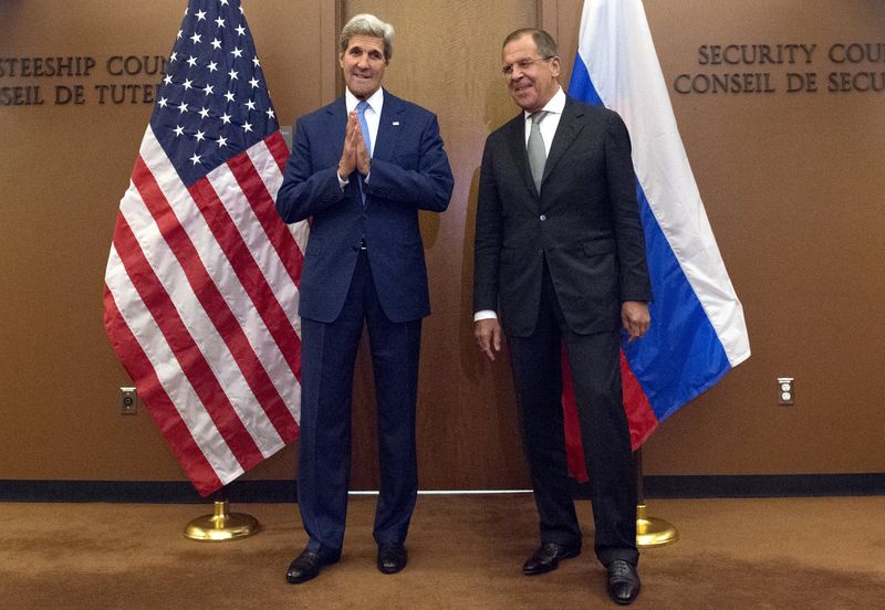 © Reuters. U.S. Secretary of State John Kerry poses with Russian Foreign Minister Sergey Lavrov at the United Nations headquarters in Manhattan