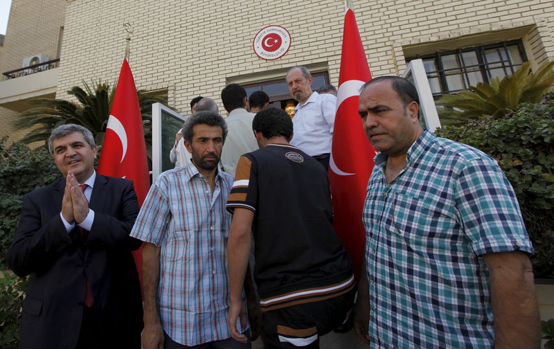 © Reuters. Faruk Kaymakci, the Turkish ambassador to Iraq speaks to journalists after a news conference inside the Turkish embassy in Baghdad